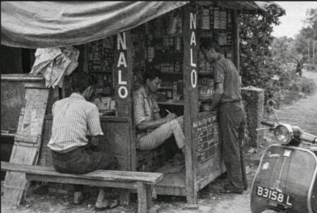 gambaran zaman dulu pelanggan togel nalo di warung jalanan