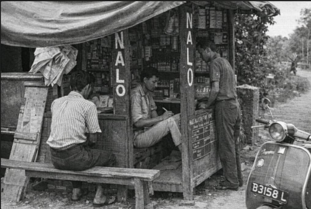 gambaran zaman dulu pelanggan togel nalo di warung jalanan