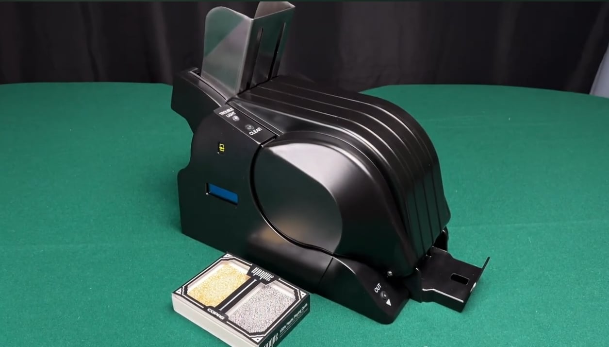 Baccarat shoe yang menggunakan sistem pengacakan