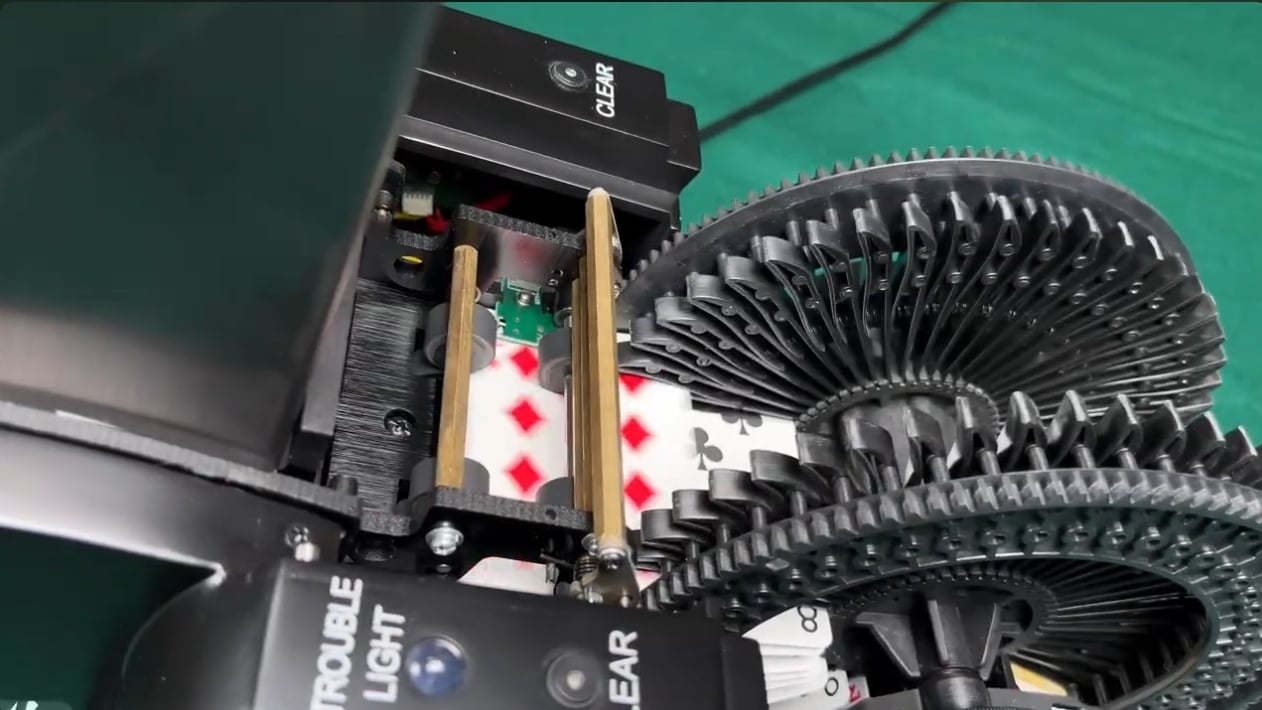 Mesin di dalam baccarat shoe yang menggunakan sistem pengacakan