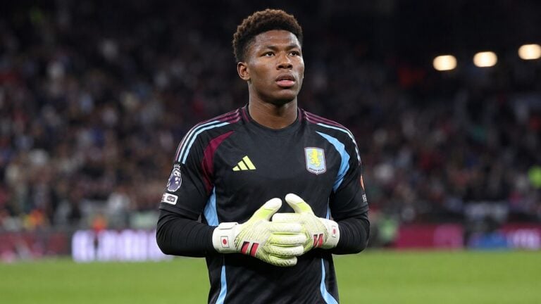 Zion Suzuki Menuju Aston Villa
